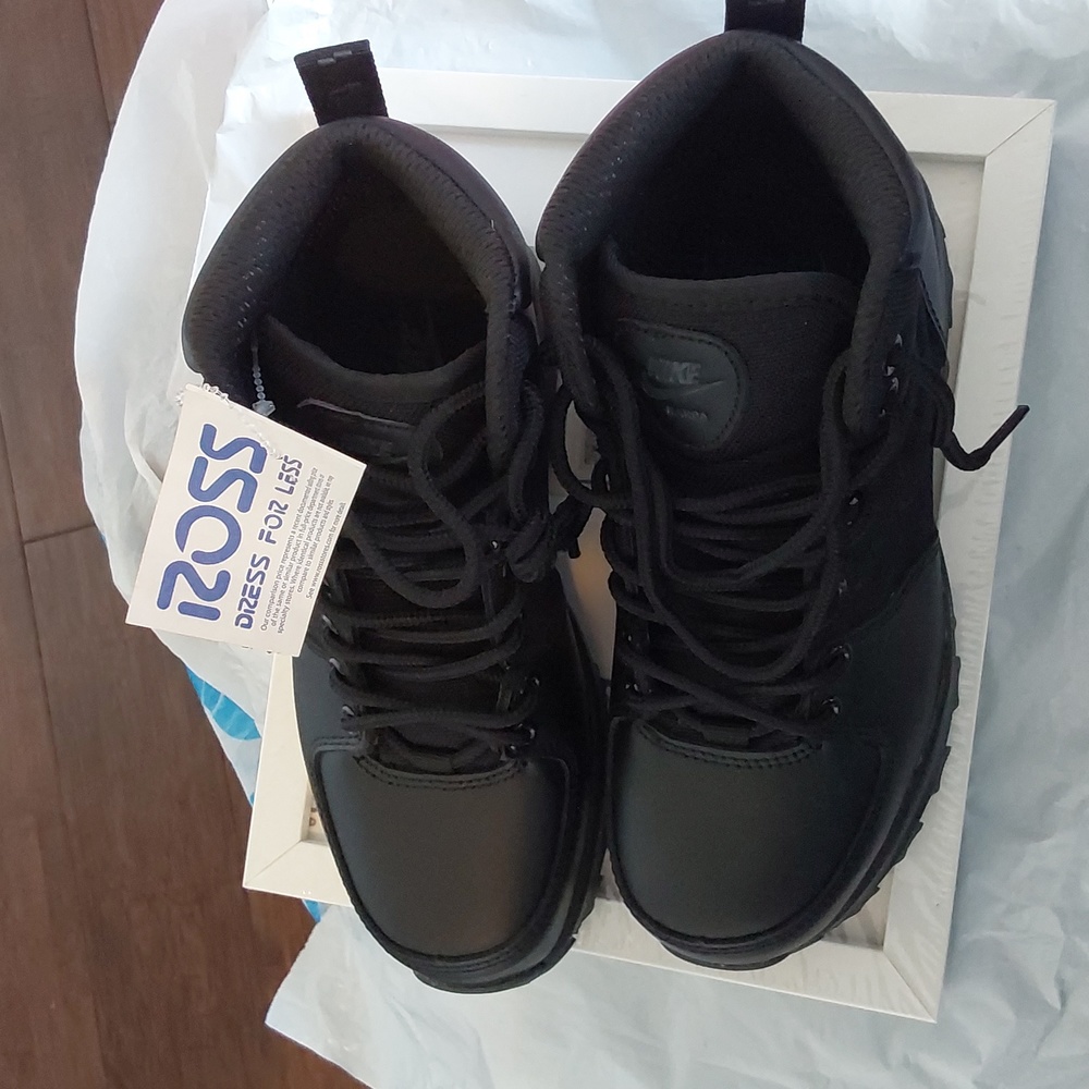 Nike Boys Manoa size 4